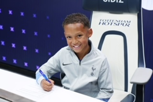 Cruz signing his Spurs contract.