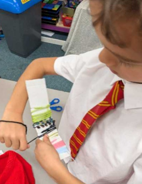 Wrapping wool tightly and fixing in place.