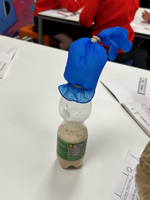 An experiment using bicarbonate of soda, vinegar and a rubber glove
