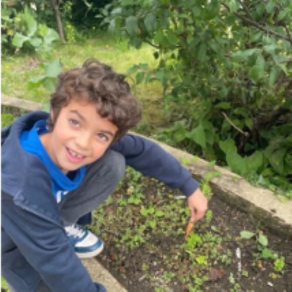 Ediblegardenchildgardening1